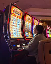 Antarmuka Dream Gaming di aplikasi mobile qqpokeronline menampilkan berbagai kategori permainan kasino